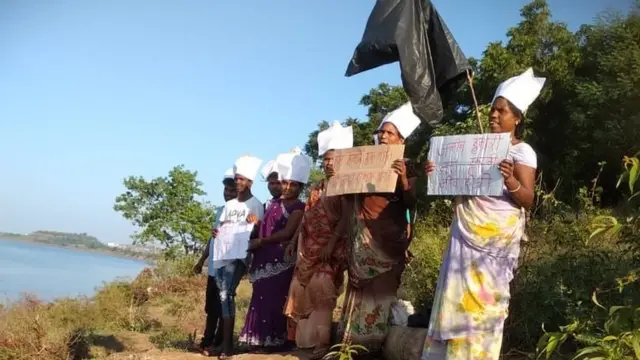 વિરોધ કરી રહેલાં આદિવાસીઓ