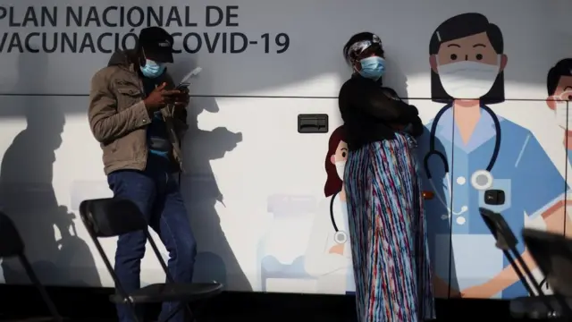 Des personnes attendent à l'extérieur d'un centre de vaccination mobile pour recevoir une dose du vaccin CoronaVac de Sinovac contre la maladie du coronavirus (COVID-19) à Santiago, au Chili, le 16 juin 2021