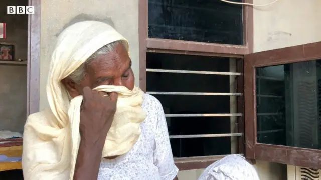 ਅੱਥਰੂ ਪੂੰਝਦੇ ਆਪਣੇ ਬੇਟੇ ਦੀ ਖ਼ੁਦਕੁਸ਼ੀ ਬਾਰੇ ਦੱਸਦੇ ਮੂਰਤੀ ਕੌਰ