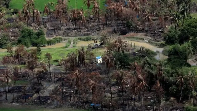 Tại Myanmar, người ta cho rằng người Rohingya tự đốt làng của họ tại Rakhine