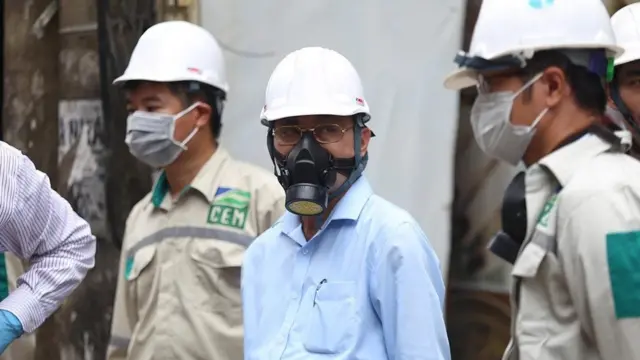Ông Hoàng Văn Thức, Phó tổng cục trưởng Tổng cục Môi trường, Bộ Tài nguyên - Môi trường, cùng các nhân viên đến kiểm tra khu vực bị cháy tại Công ty CP bóng đèn phích nước Rạng Đông hôm 31/8.