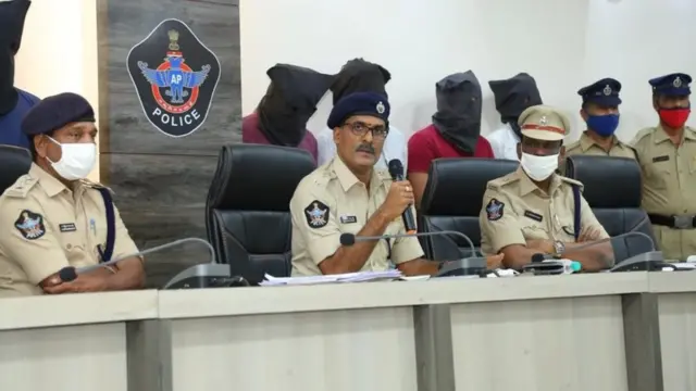 వివరాలు వెల్లడిస్తున్న పోలీసులు