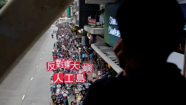 組織示威的團體指高峰期有約20,000萬參加遊行,香港警察就說參加者約5,800人。