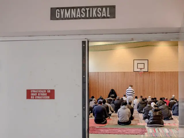 Беженцы молятся во временном приюте в шведском городе Ванерсборг