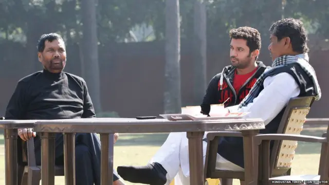 चिराग पासवान अपने पिता राम विलास पासवान और चाचा पशुपति नाथ पारस के साथ