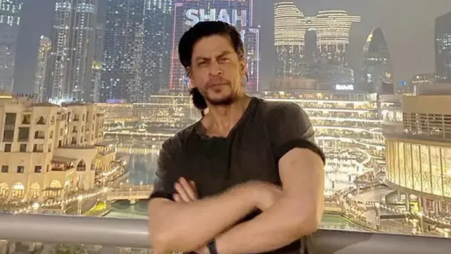 Sharukh Khan ayaa Twitter-kiisa soo dhigay sawir muujinaya isagoo jooga Dubai