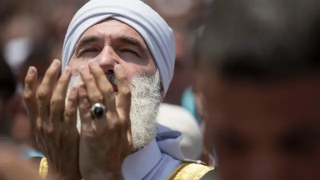 الاحتفال بإزالة البوابات الإلكترونية