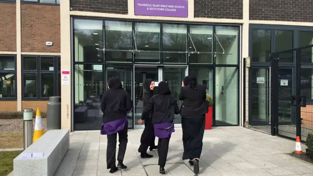 তৌহিদুল ইসলাম স্কুলের ছাত্রীরা পড়াশুনার পাশাপাশি নানা ধরনরে সমাজ সেবার সাথেও জড়িত।