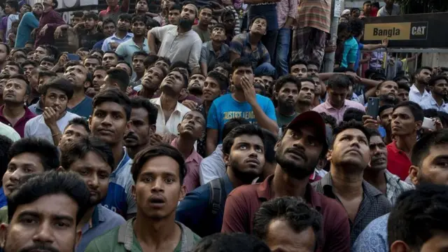 টাওয়ারের সামনের রাস্তায় লোকজনের উৎকণ্ঠা।