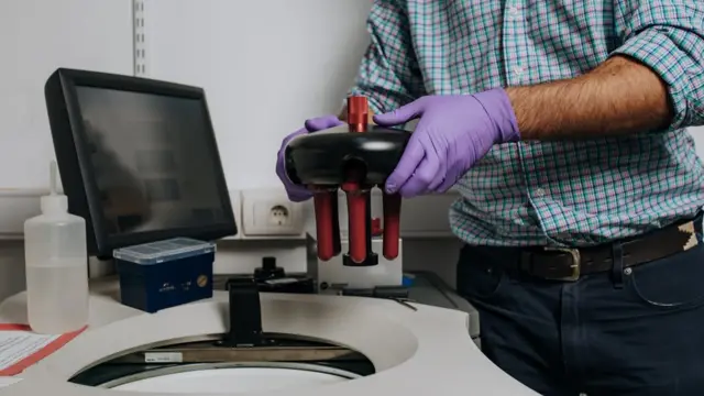 Juan Pablo Tosar con el rotor que olvidó enfriar