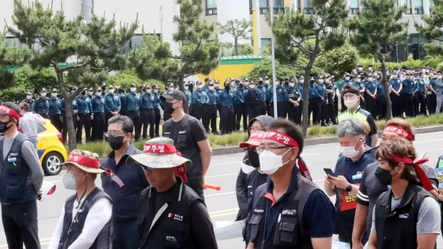 민주노총 전국공공운수노동조합 화물연대 제주지부 운송노동자들이 7일 오후 제주항 5부두 앞에서 안전운임제 확대와 운송료 인상 등을 요구하는 총파업 출정식을 진행하고 있다