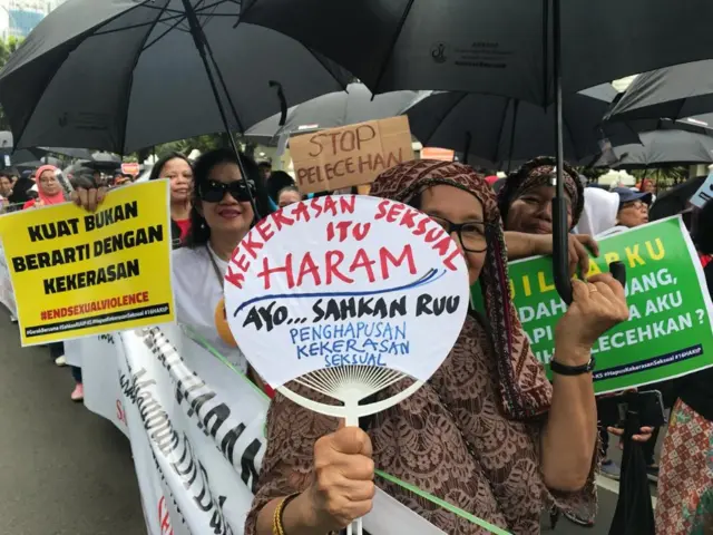 Setidaknya 2000 orang meriahkan pawai ratusan meter penghapusan kekerasan seksual