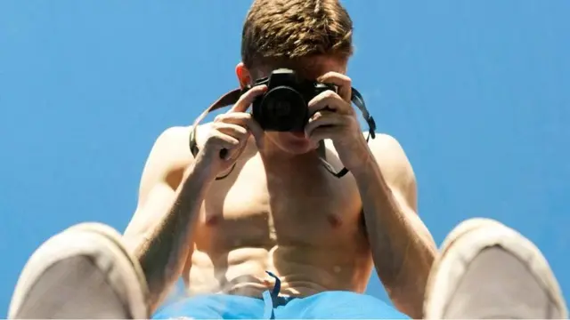 ફૉટોગ્રાફી કરતી એક વ્યક્તિ