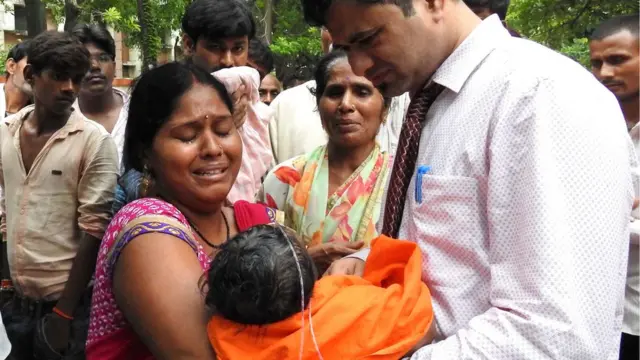 गोरखपुर में बच्चों की मौत के बाद बिलखते परिजन