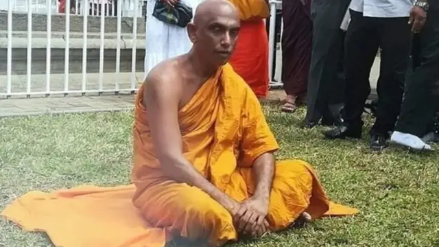 நாடாளுமன்ற உறுப்பினரும் பௌத்த மதகுருவுமான அத்துரலியே ரத்தன தேரர்