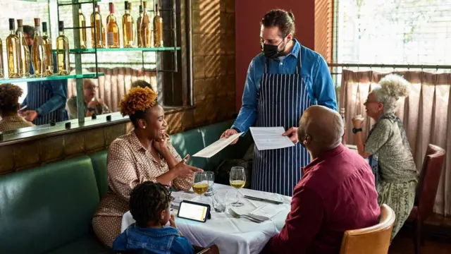 В мире уже пускают в кафе с Covid-сертификатами