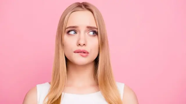 Mujer con cara de preocupación.