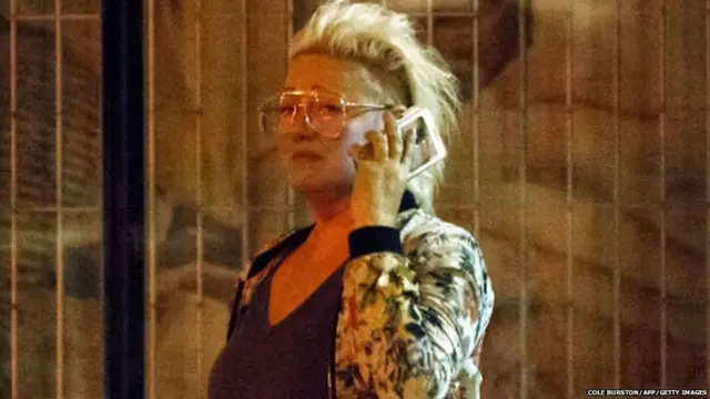 ਸ਼ੂਟਿੰਗ ਤੋਂ ਬਾਅਦ ਇੱਕ ਕੁੜੀ ਆਪਣੇ ਬੁਆਏਫਰੈਂਡ ਨੂੰ ਕਾਲ ਕਰਦੀ ਹੋਈ