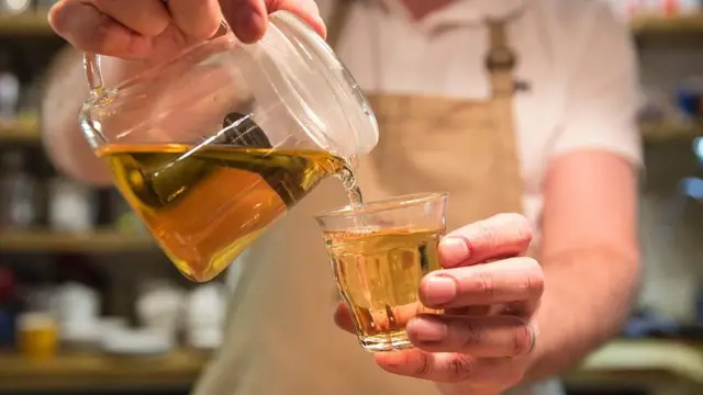 برگ‌های گیاه چای حاوی مقدار زیادی از مواد شیمیایی است که طعم خاص چای را ایجاد می‌کند؛ فلاونوئید‌ها و کافئین از جمله این مواد شیمیایی هستند