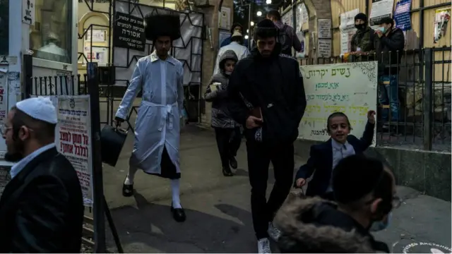 Біля могили