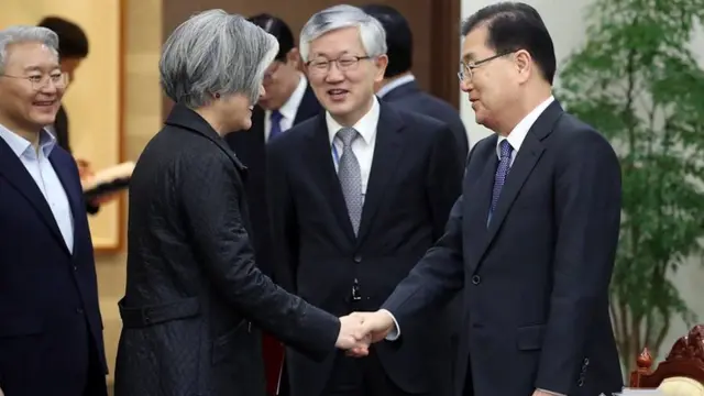 정의용 국가안보실장(오른쪽)과 강경화 외교부 장관이 21일 오전 청와대 여민관 소회의실에서 열린 남북정상회담 준비위원회 전체회의에 앞서 인사를 나누고 있다