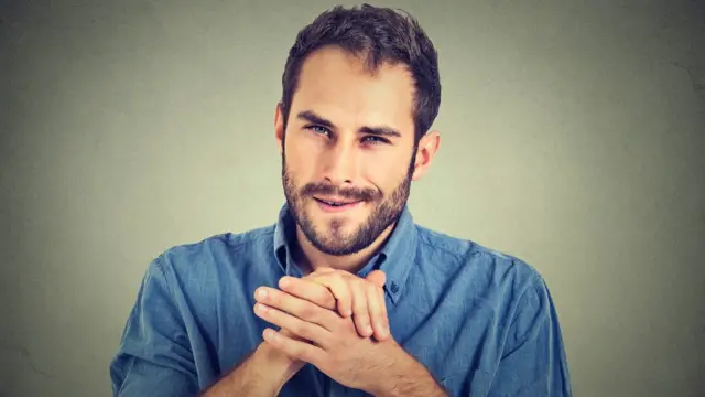 Hombre con cara de satisfacción.