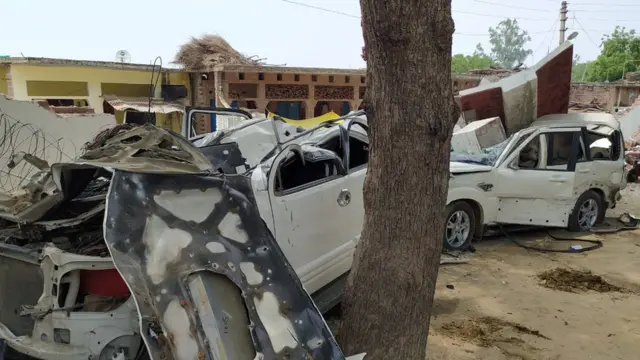 विकास दुबे के घर के सामने का नज़ारा