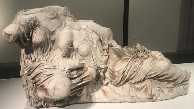 ربتان من منحوتات البارثنون