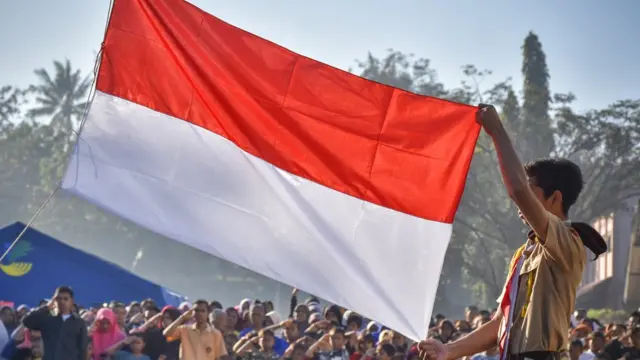 Meski dalam kondisi berduka, para pengungsi gempa Lombok masih melakukan upacara bendera memeringati kemerdekaan Indonesia ke-73.