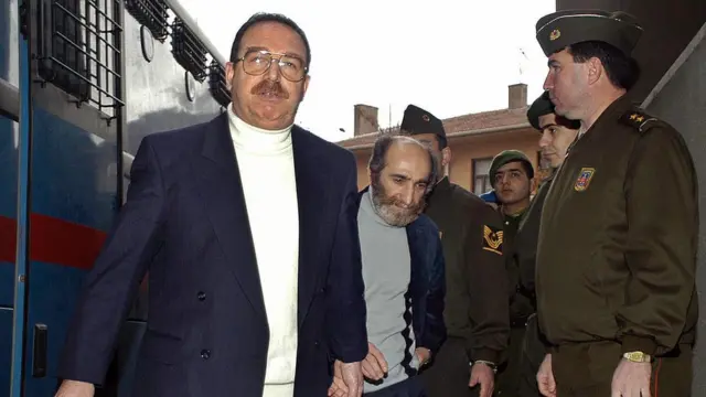 Hatip Dicle (solda) 2004