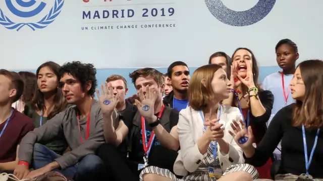 Аршак Макичян и другие молодые участники Конференции ООН заняли сцену в знак протеста