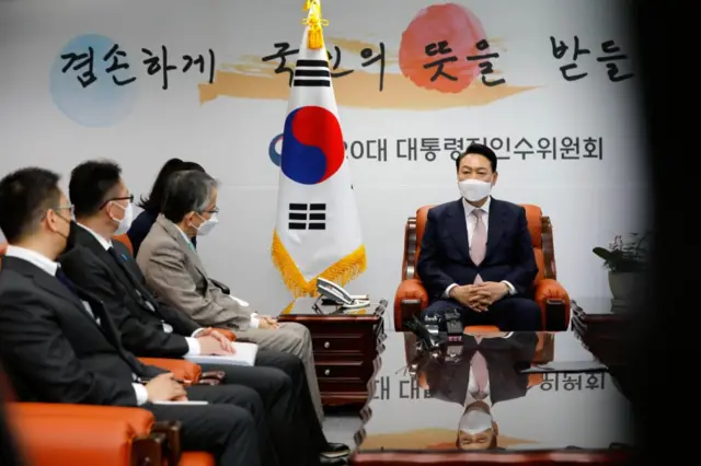 윤석열 대통령 당선인이 지난달 28일 서울 종로구 통의동 금융감독원 연수원에 마련된 제20대 대통령직인수위원회 접견실에서 아이보시 고이치 주한 일본대사를 접견하고 있다