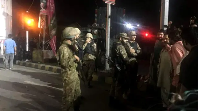 हवाई अड्डे के पास सुरक्षाकर्मी