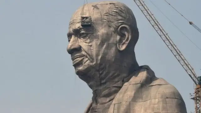 বিপুল অর্থ খরচ করে মূর্তিটি বানানোর কারণে এর সমালোচনাও হচ্ছে।