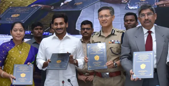 ముఖ్యమంత్రి జగన్మోహన్‌‌రెడ్డితో హోం మంత్రి మేకతోటి సుచరిత, డీజీపీ గౌతమ్ సవాంగ్, ప్రధాన కార్యదర్శి ఎల‌్‌వీ సుబ్రహ్మణ్యం