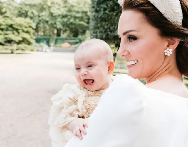 เจ้าชายลูอีส์ ทรงอ้าพระโอษฐ์หัวเราะ