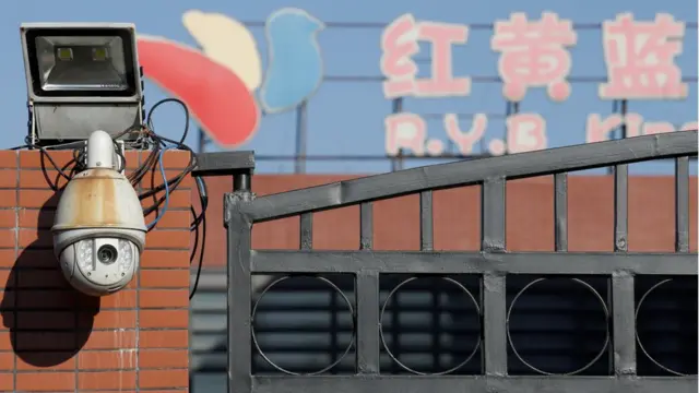 北京紅黃藍幼兒園的監控攝像頭