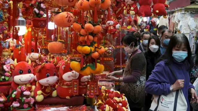 港府宣布社交距离措施会延长至农历新年。