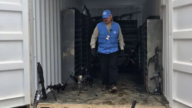 Capitán Jorge Vélez, miembro de las Fuerzas Armadas de Argentina y de la misión de Observadores de la ONU, saliendo de un contenedor de armas.