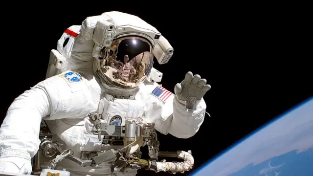 Американский астронавт Джозеф Таннер во время выхода в открытый космос в сентябре 2006 года