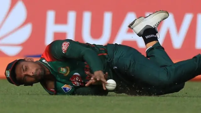 মাঠে নিয়মিত ক্যাচ ছেড়েছেন রিয়াদ