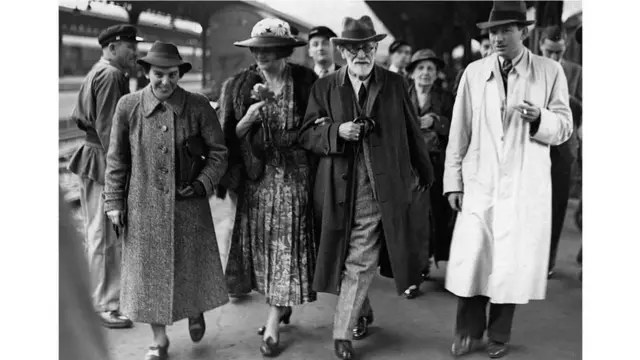 मारी बोनापार्ट यांनी सिग्मंड फ्रॉईड यांना नाझींच्या कचाट्यातून निसटायला मदत केली.