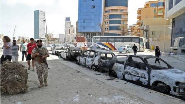 آثار الدمار الذي لحق بالسيارات جراء القتال الذي دار في شوارع العاصمة طرابلس.