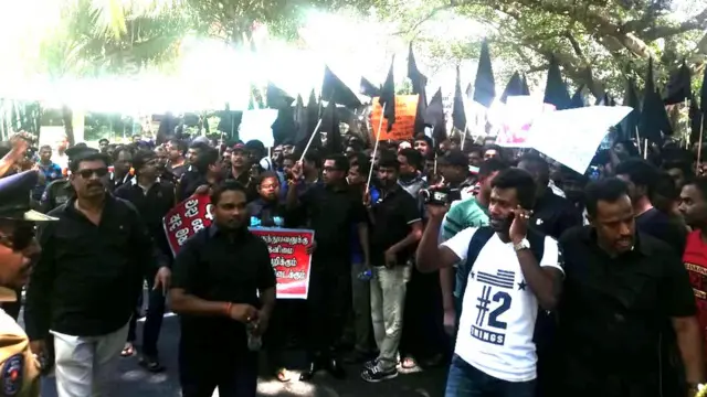 தேயிலைத் தோட்டத் தொழிலாளர்கள் போராட்டம்.