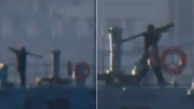 وقتی ایسیک عکس‌های خود را بزرگ کرد متوجه شد که سرباز موشک ایگلا را روی شانه خود گذاشته است