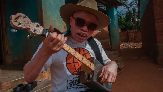 Lazare avec son canjo - un banjo fabriqué à partir d'un bidon d'huile