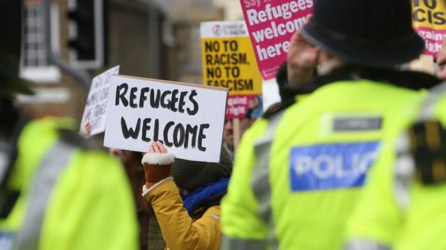 "Беженцам рады" - проиммигранская акция в Дувре в марте 2023 года