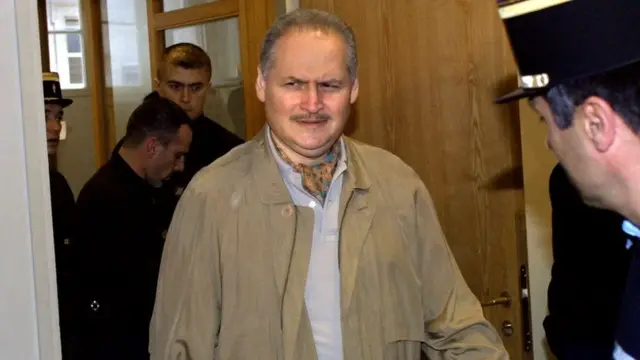 વર્ષ 2000માં પેરિસ અદાલતમાં હાજરી વખતે કાર્લોસ