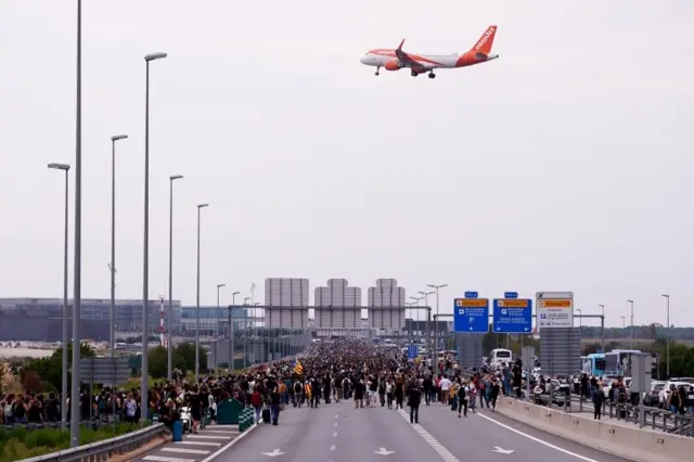 Manifestantes se dirigen al aeropuerto