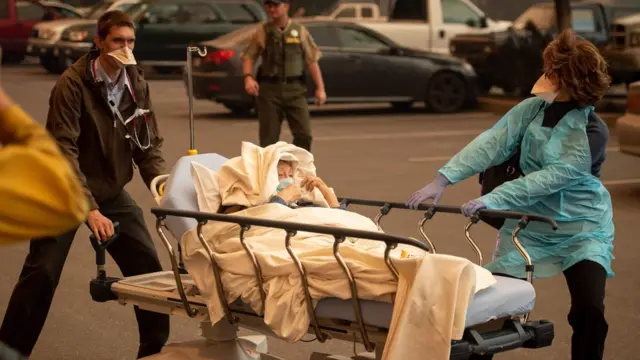 Pacientes evacuados de un hospital en Paradise.